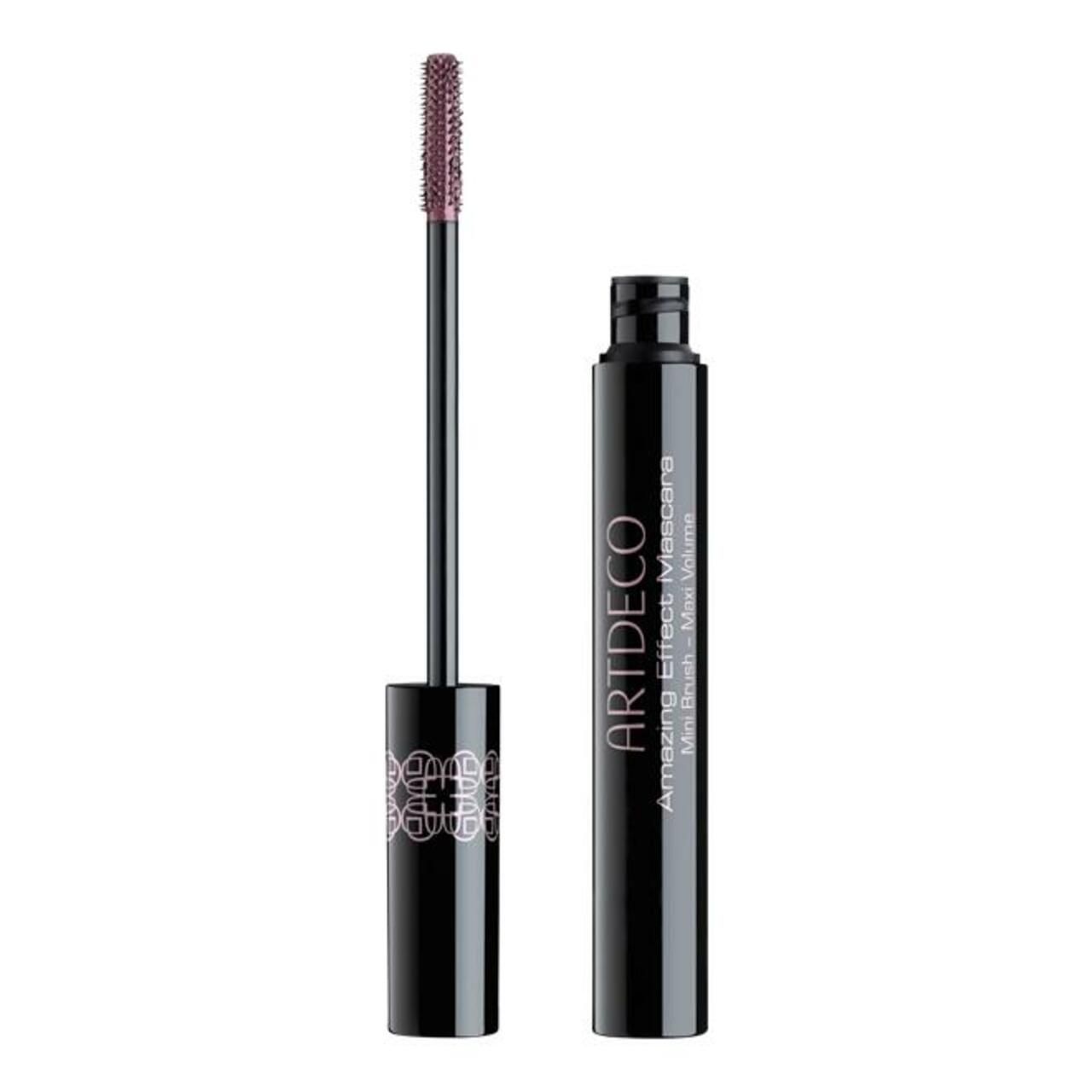 Schwarze Mascarabürste mit lila Borsten und schwarzer Mascarahülse. Aufschrift: ARTDECO Amazing Effect Mascara.