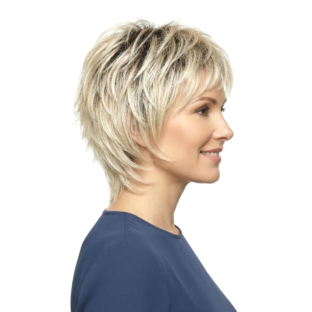 Blond gefärbte Perücke mit kurzem, gestuftem Schnitt. Seitenansicht einer Frau mit blauem Oberteil.