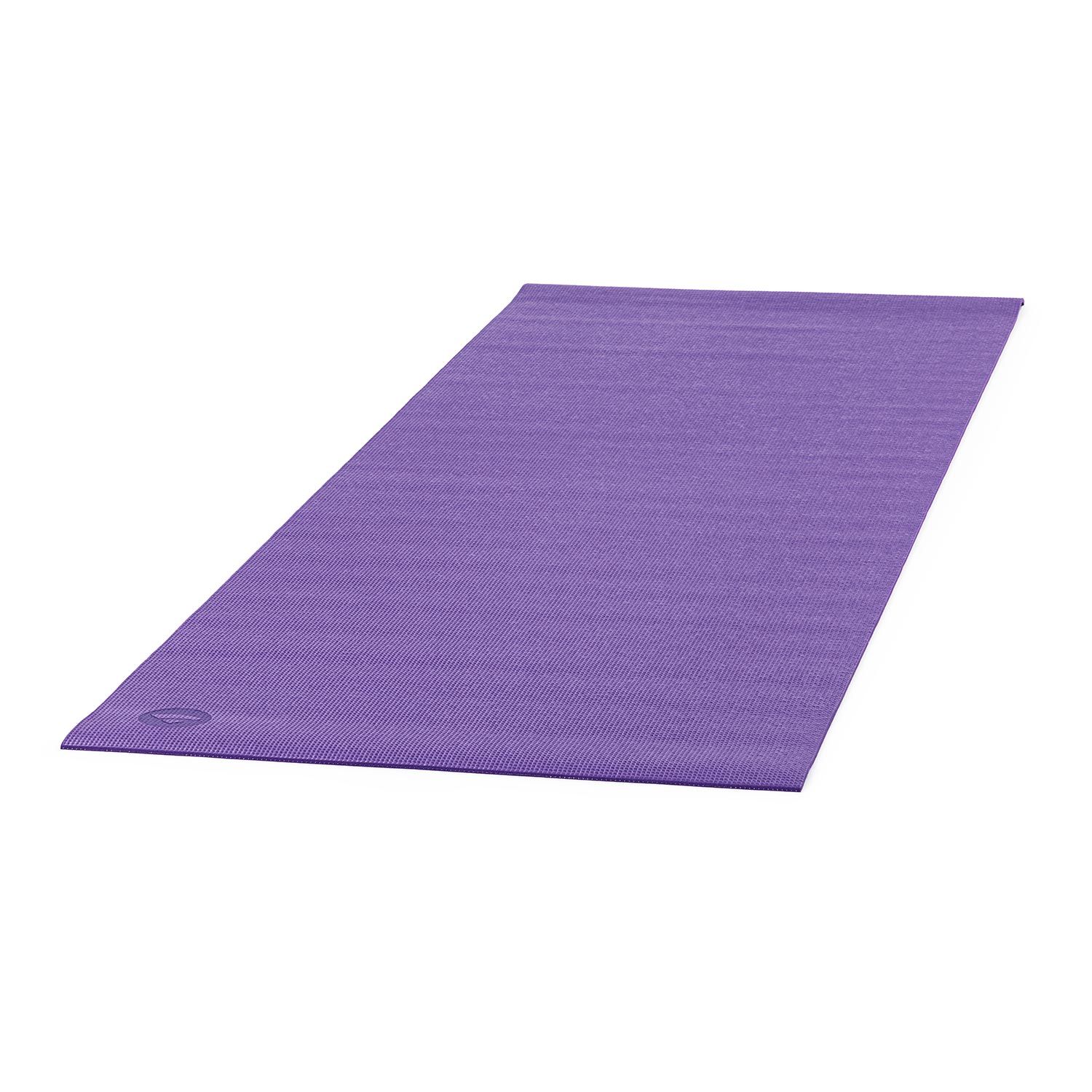 Ausgerollte lila Yogamatte. Die Matte liegt flach auf einer Oberfläche.