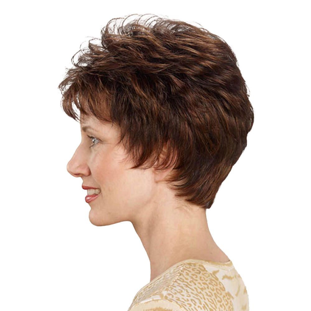 Profil einer Frau mit brauner Perücke. Kurzer, gestufter Schnitt. Natürliche Haarfarbe. Hellbeige Oberteil.
