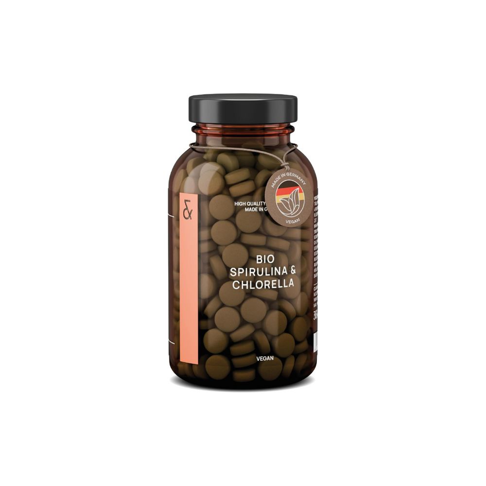 Braune Glasflasche mit Tabletten. Text: "BIO SPIRULINA & CHLORELLA". Vegan-Siegel.