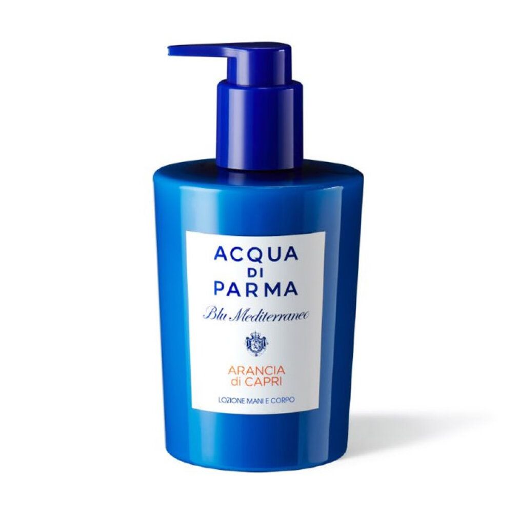 Blaue Flasche mit Pumpverschluss. Weißes Etikett mit Text: Acqua Di Parma, Blu Mediterraneo, Arancia di Capri, Lozione Mani e Corpo.