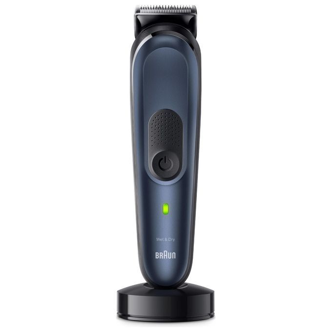 Blauer Trimmer mit Ladestation. Auf dem Griff befindet sich ein Ein-/Ausschalter und eine grüne LED. Unten steht "Braun".