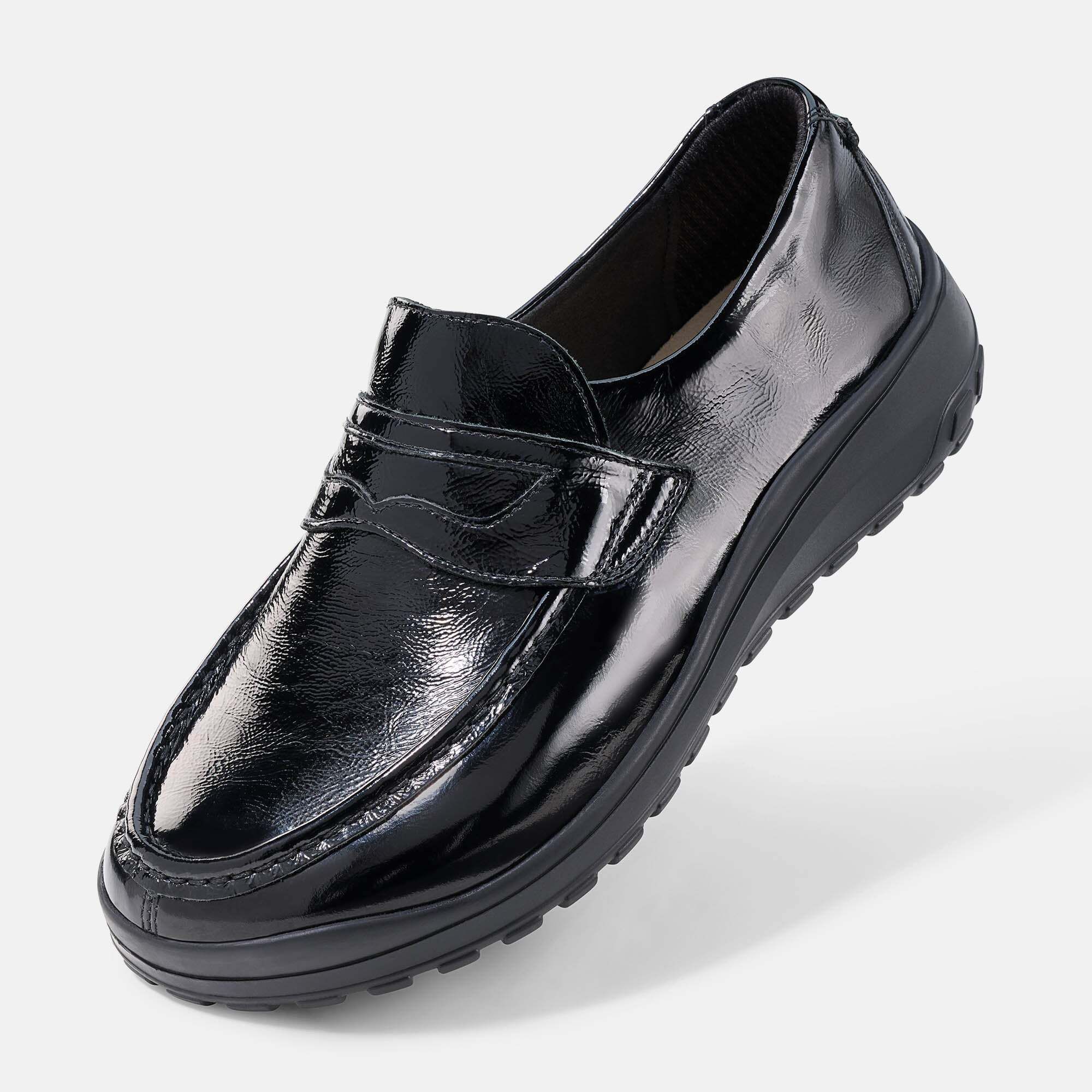Schwarzer Lack-Slipper, breite Passform, Seitenansicht mit Plateau-Sohle.