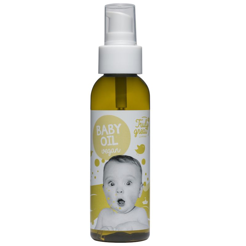 Babyöl-Flasche mit Sprühkopf. Auf dem Etikett: "BABY OIL vegan" und ein Babygesicht. Marke: Truly great.