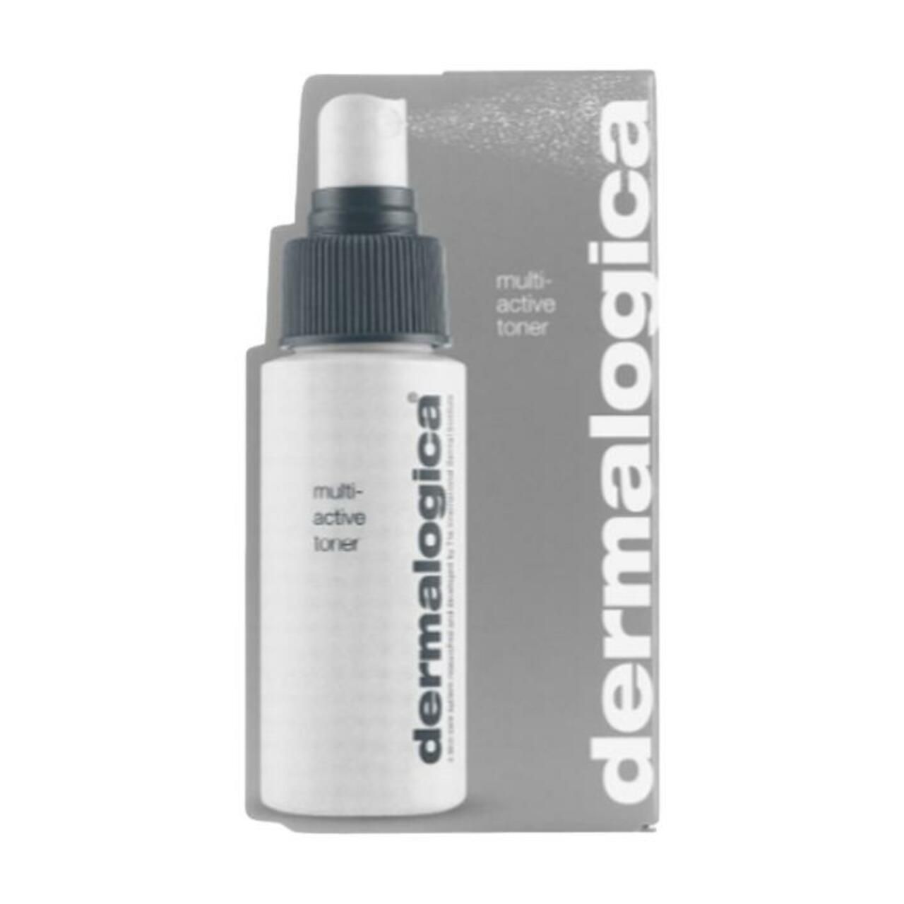 Weiße Sprühflasche mit schwarzem Sprühkopf und grauer Verpackung. Auf der Flasche und Verpackung steht 'dermalogica multi-active toner'.