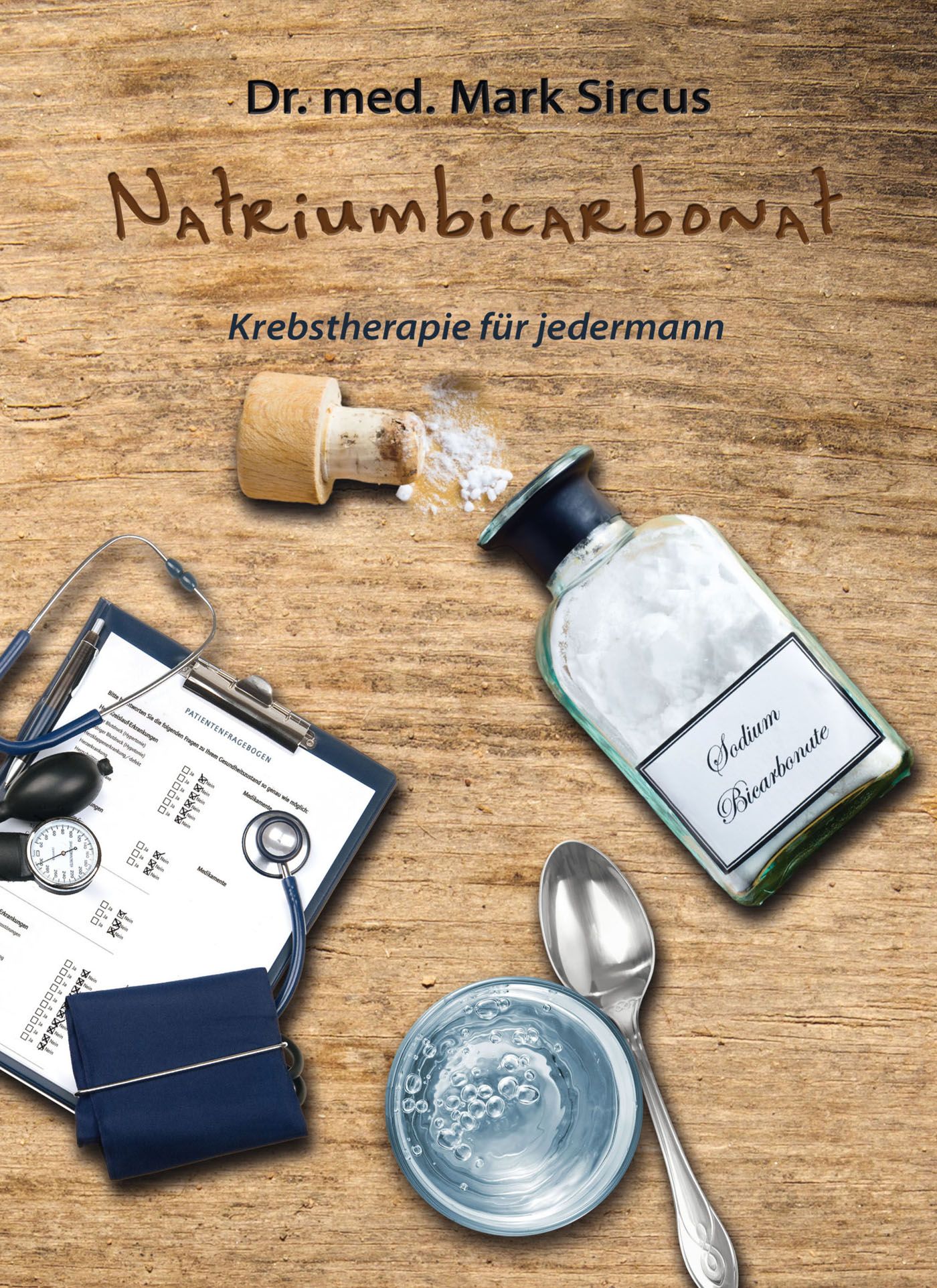 Buchcover mit Titel "Natriumbicarbonat". Flasche mit Etikett "Sodium Bicarbonate". Stethoskop, Wasserglas, Löffel.