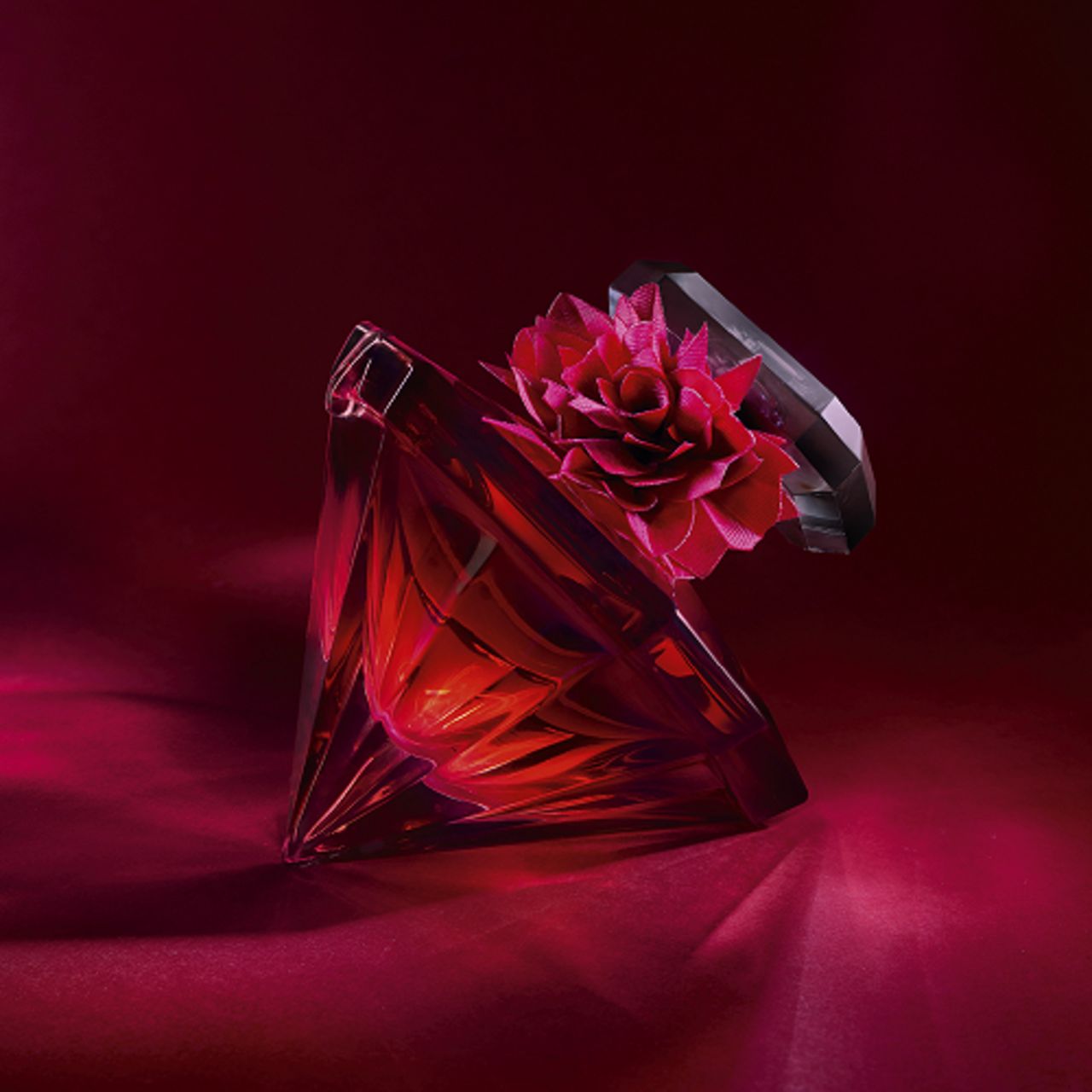 Roter Flakon in Diamantform mit Blüte und transparentem Deckel. Lancôme Trésor La Nuit Intense E.d.P. Nat. Spray.