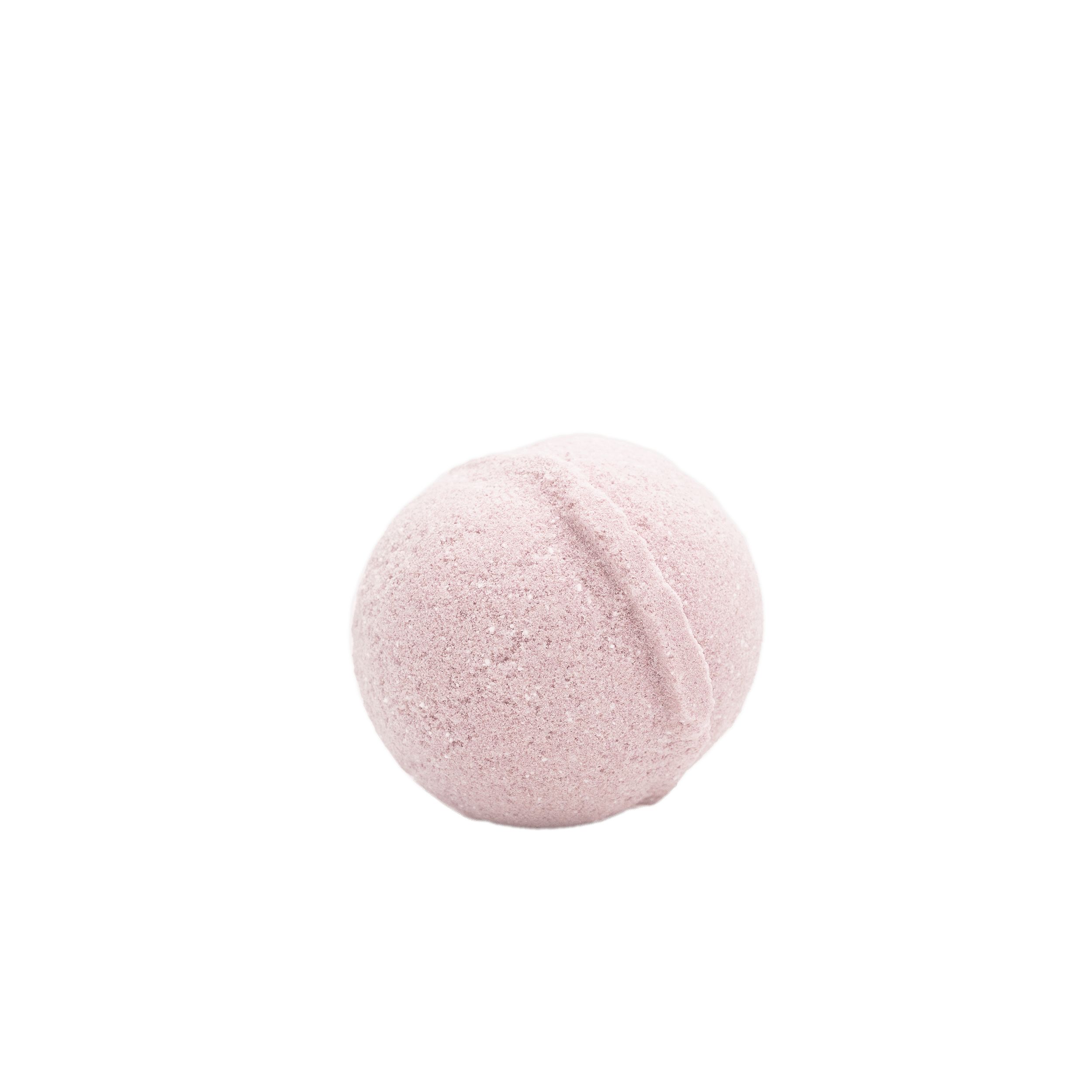 Runde, rosa Badekugel mit gerillter Oberfläche. Auf weißem Hintergrund.