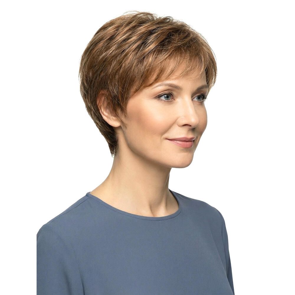 Kurzhaarperücke in Braun- und Blondtönen. Die Perücke bedeckt den Kopf einer Frau, die einen blauen Pullover trägt.