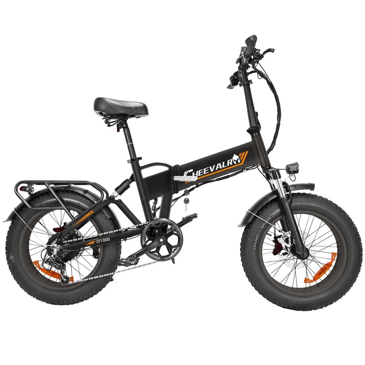 Schwarzes Elektrofahrrad mit breiten Reifen, Gepäckträger und dem Schriftzug CHEEVALRY.