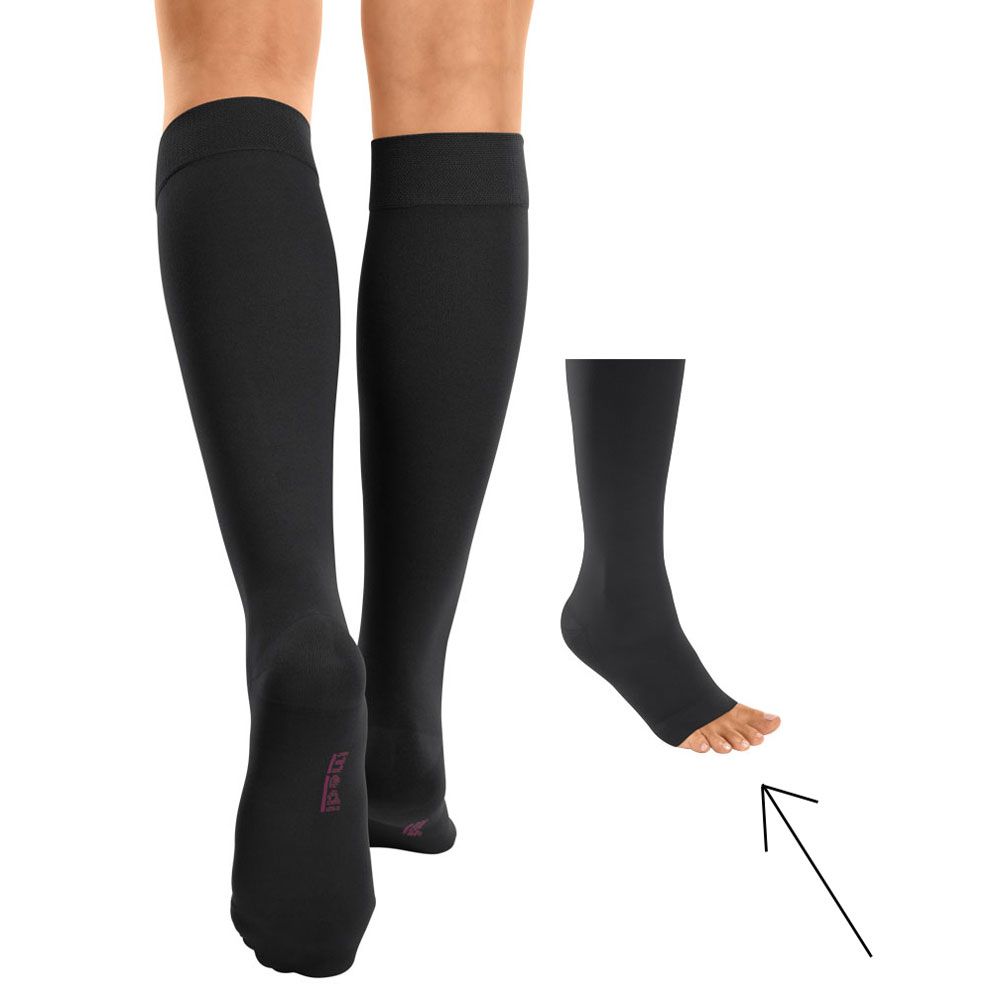 Schwarze Kompressionsstrümpfe, knielang, mit offener Fußspitze. Detailansicht des Fußes mit Pfeil. Trikotabschlussrand.