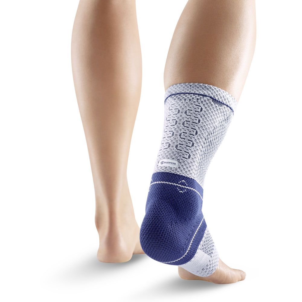 Bauerfeind AchilloTrain® Bandage am rechten Fußgelenk, Rückansicht. Blau und Grau.