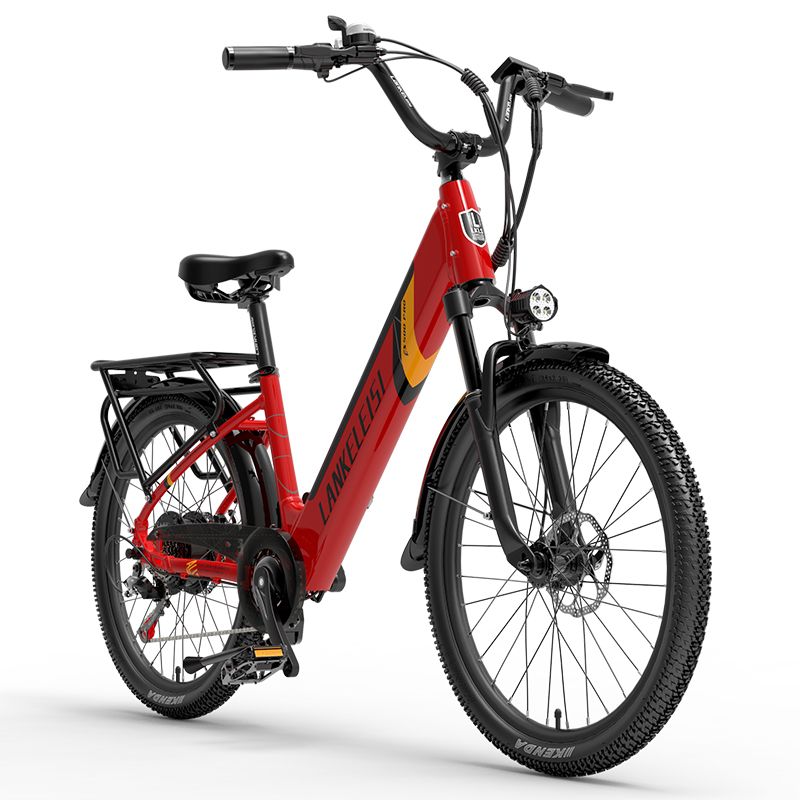 Rotes Trekking-E-Bike mit schwarzem Rahmen. Gepäckträger, Scheinwerfer und Lenker sind sichtbar.