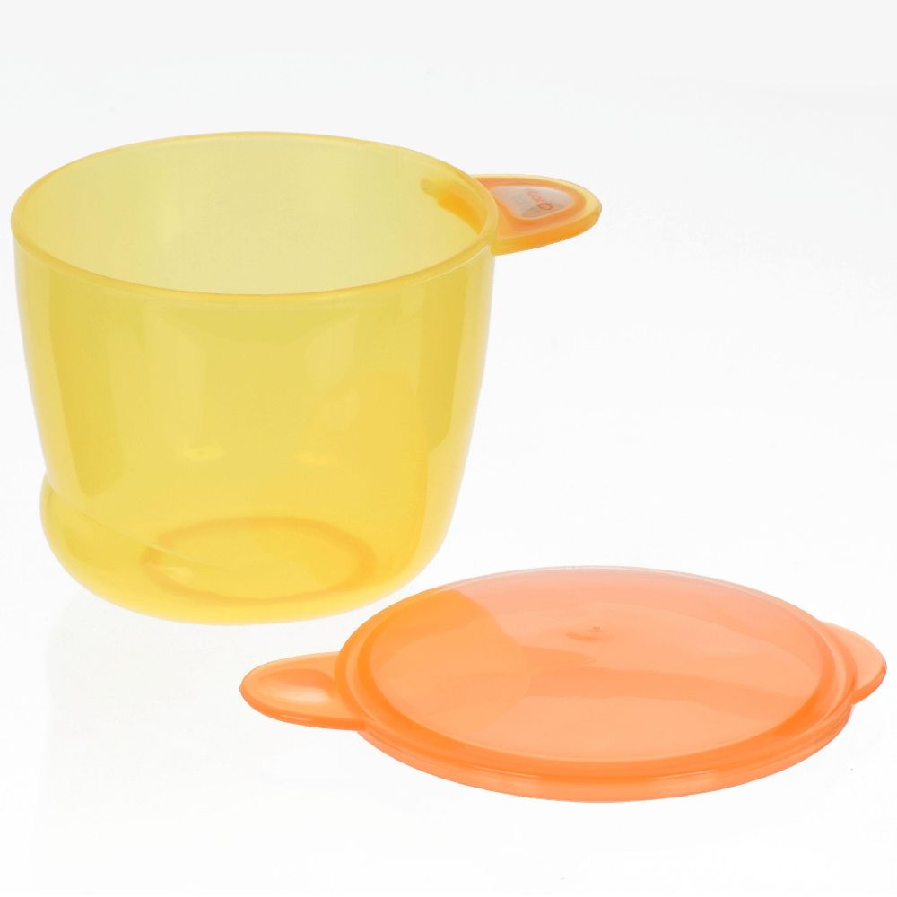 Gelbe Snackschale mit orangefarbenem Deckel. Schale mit Griff, Deckel daneben. Beide aus Kunststoff.