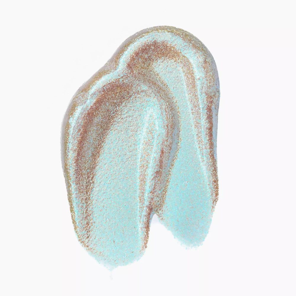 Ein Klecks flüssigen Lidschattens. Die Farbe ist eine Mischung aus Blau und Gold.