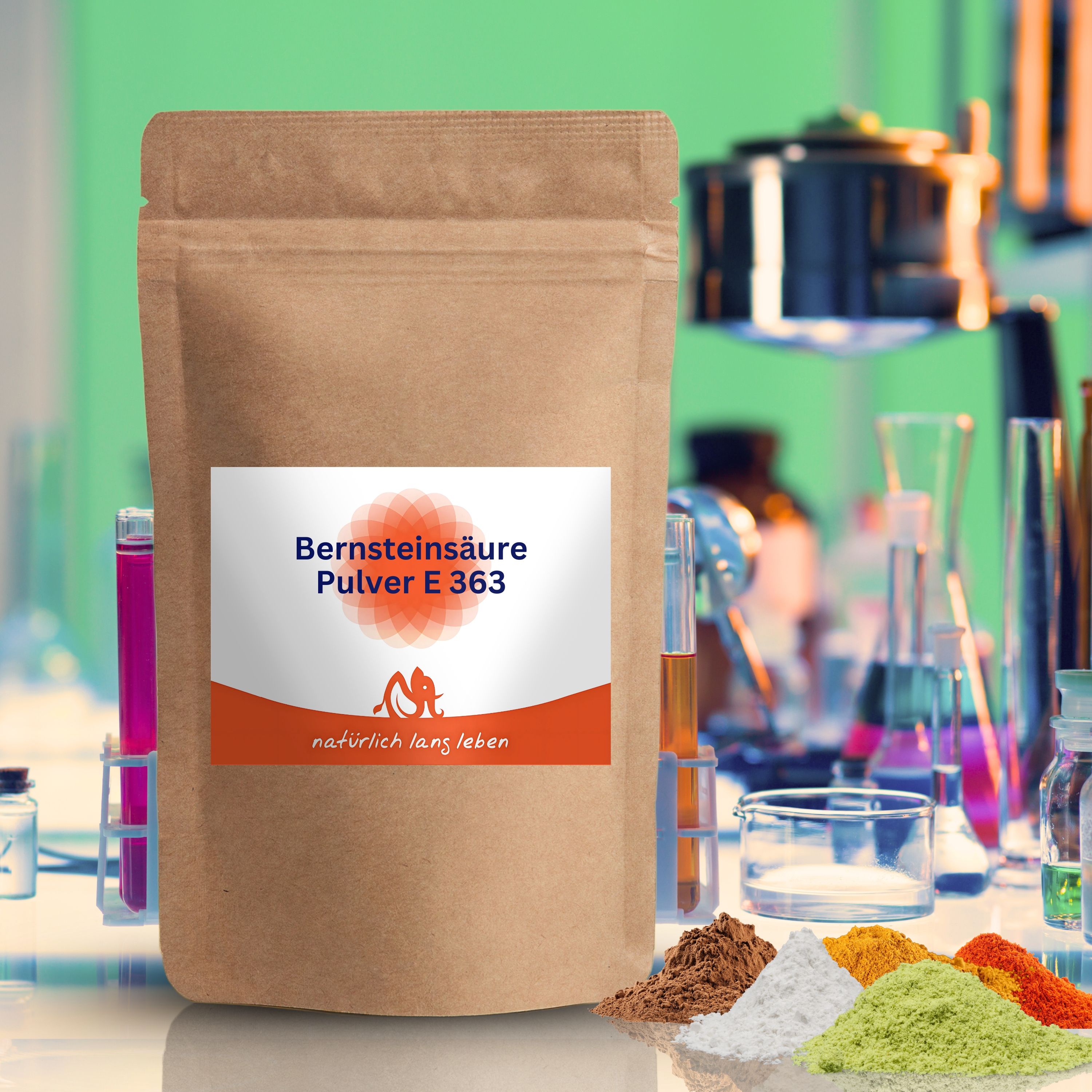 Beutel mit Etikett. Aufschrift: Bernsteinsäure Pulver E 363, natürlich lang leben. Brauner Beutel, weißes Etikett mit orangefarbenem Streifen. Laborhintergrund.