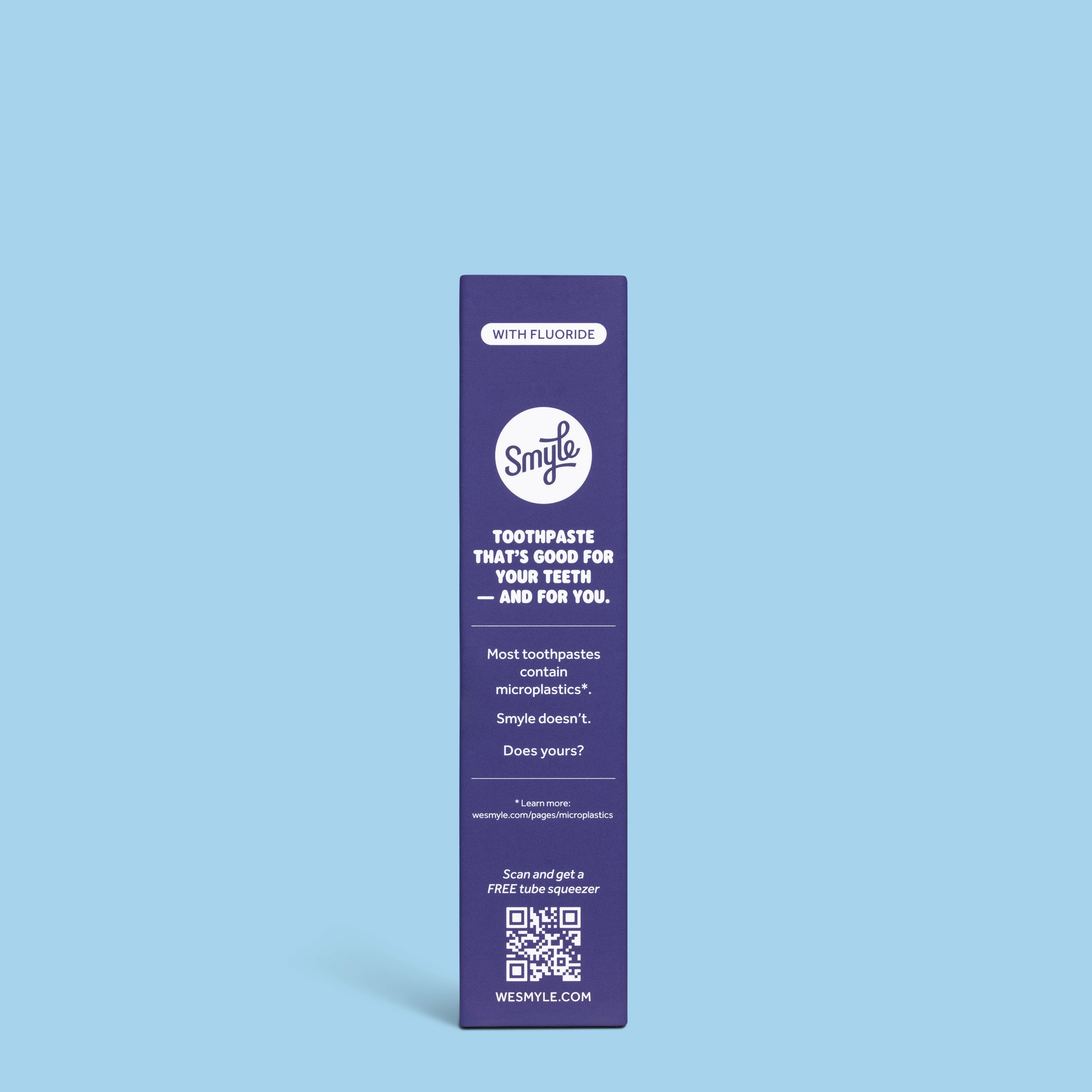 Lila Verpackung mit Text. Aufschrift: SMYLE, Zahnpasta, die gut für Ihre Zähne ist. Mit Fluorid. QR-Code zum Scannen.