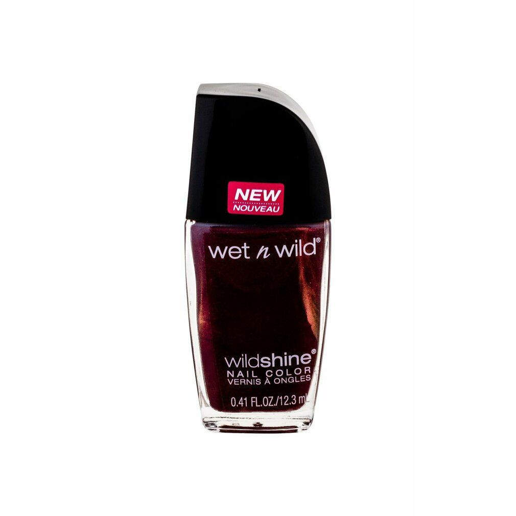 Nagellackflasche mit burgunderroter Farbe. Schwarzer Deckel. Aufschrift: Wet n wild, Wild Shine Nail Color.