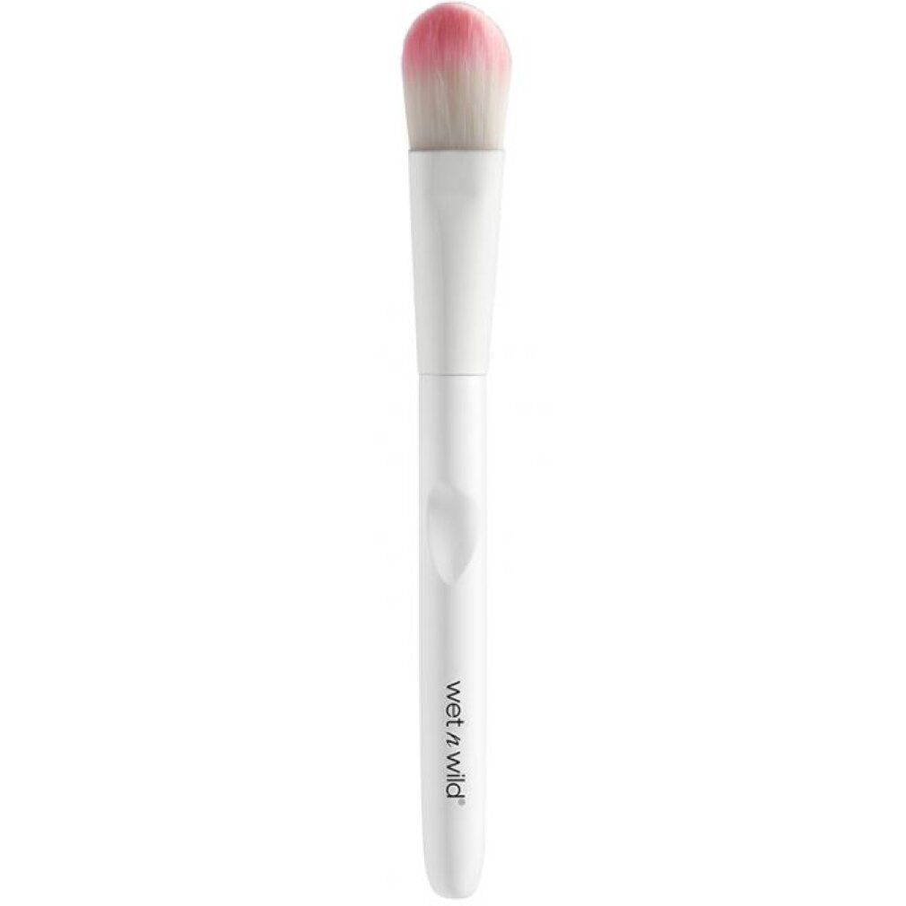 Make-up-Pinsel mit weißem Griff und rosa-weißem Pinselkopf. Der Griff trägt den Markennamen.