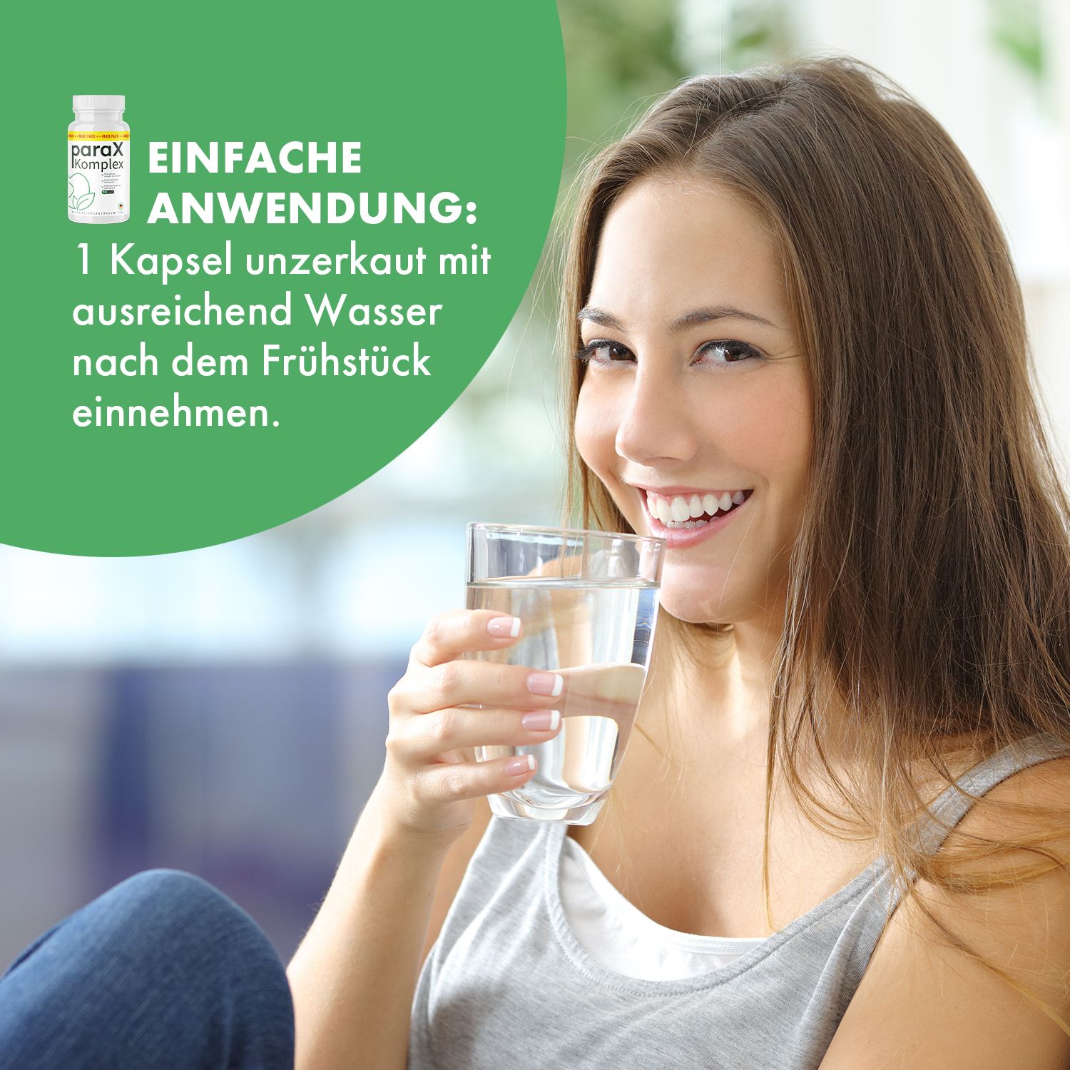 Frau trinkt Wasser. Auf grünem Hintergrund Text: Einfache Anwendung: 1 Kapsel unzerkaut mit ausreichend Wasser nach dem Frühstück einnehmen.
