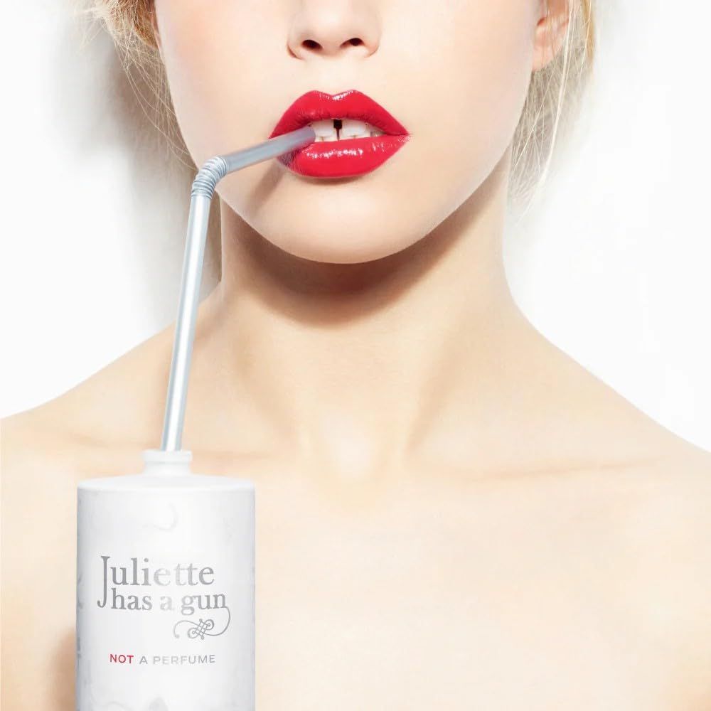 Frau mit roten Lippen und Strohhalm. Aufschrift: Juliette has a gun, Not a Perfume.