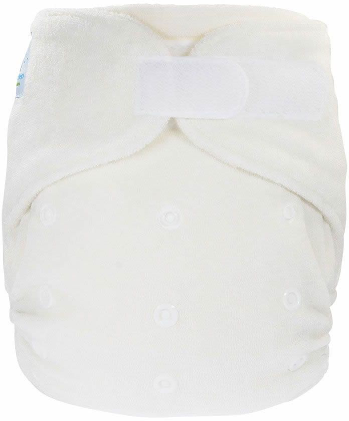 Weiße Stoffwindel mit Klettverschluss und Druckknöpfen. Auf der Windel sind keine weiteren Details zu sehen.
