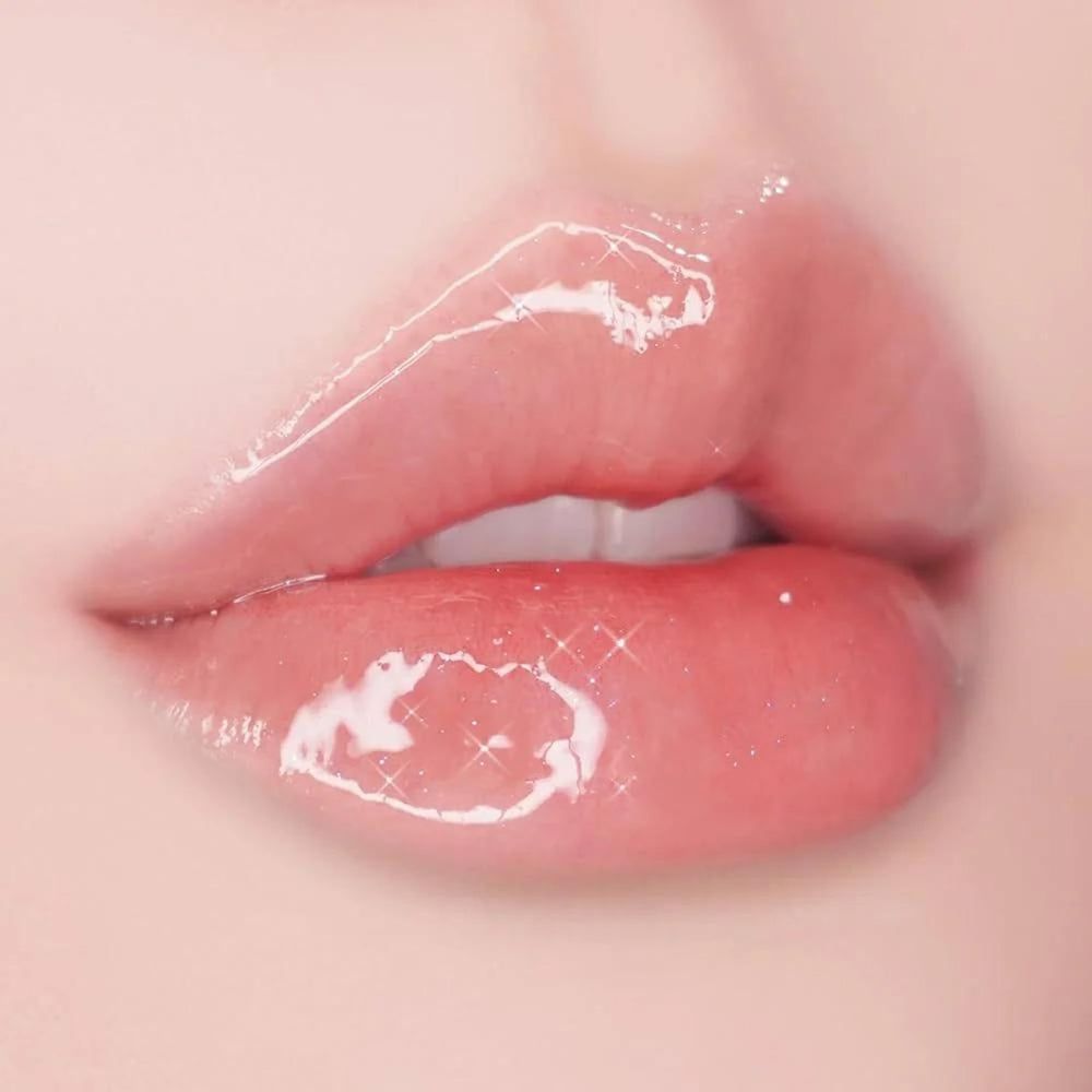 Nahaufnahme von vollen, glänzenden Lippen mit transparentem Gloss.
