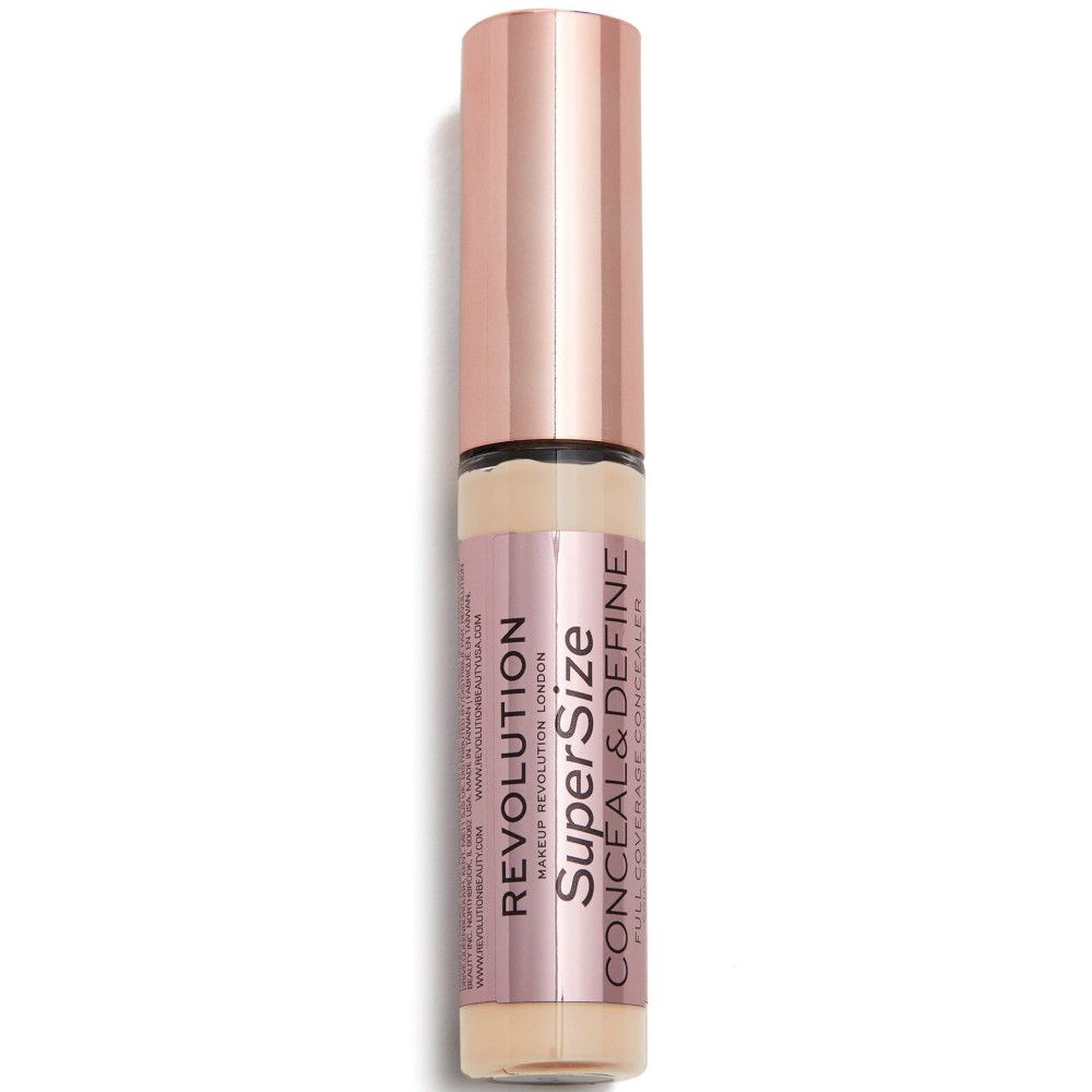 Concealer-Tube mit roségoldfarbenem Deckel. Auf dem Etikett steht "Super Size Conceal & Define" und "Revolution".