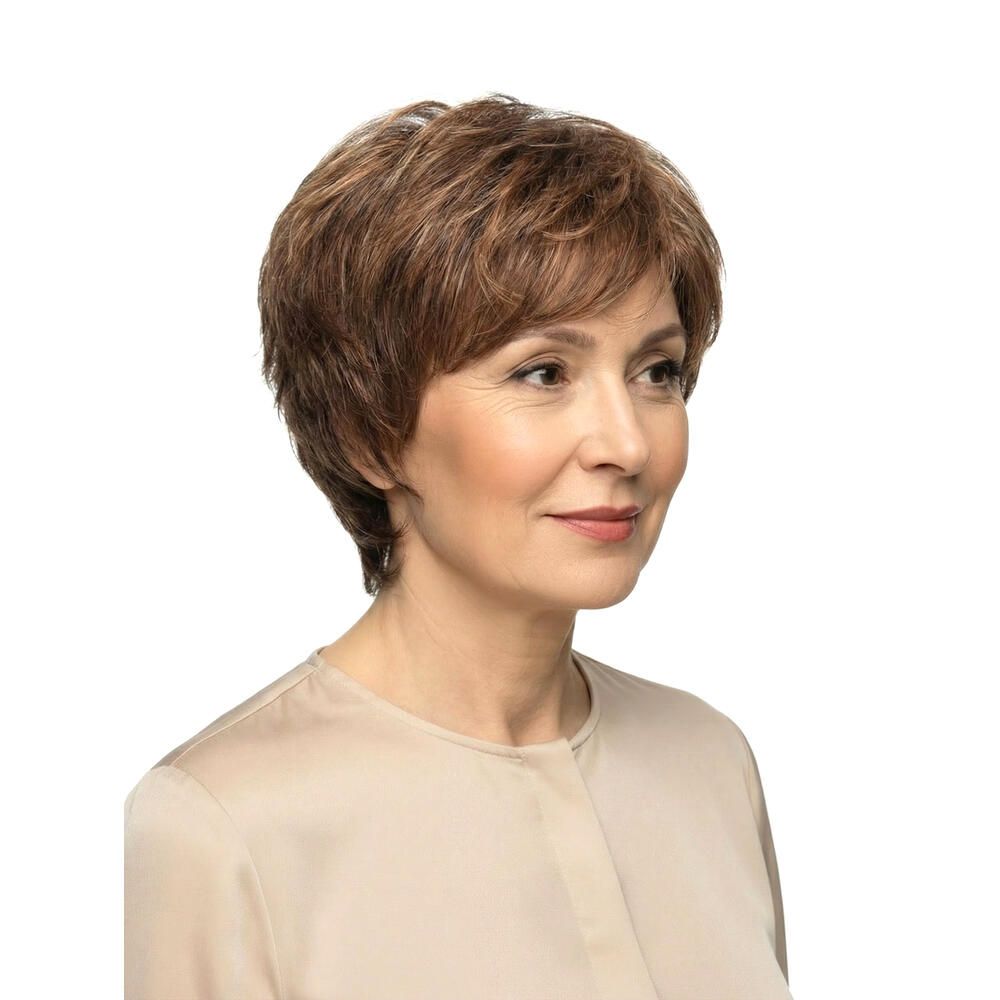 Kurzhaarperücke, braun, mit Pony. Frau trägt beigefarbenes Oberteil. Dreiviertelansicht.