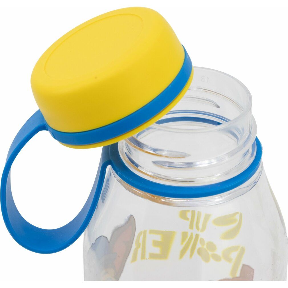 Nahaufnahme einer transparenten Trinkflasche mit gelbem Deckel und blauem Griff. Der Deckel ist geöffnet.