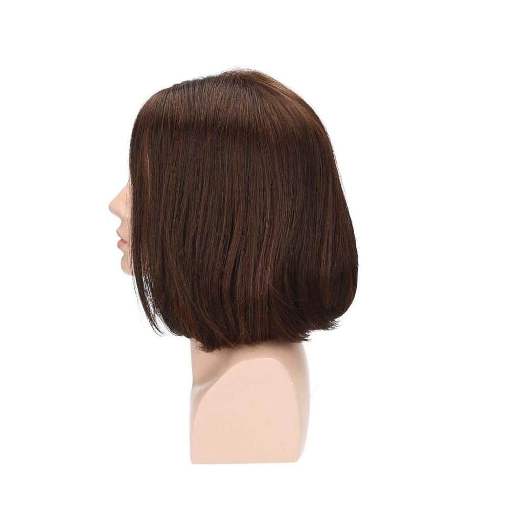 Braune Perücke auf einem Schaufensterkopf. Mittellange, glatte Haare. Seitenansicht.