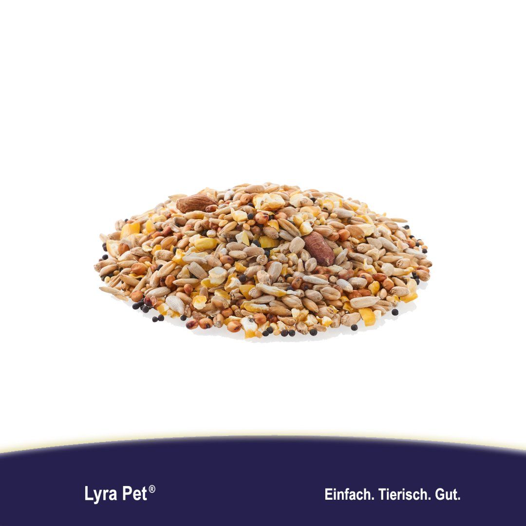 Haufen von Lyra Pet® Streufutter aus der ALB-MÜHLE Terrassen-Mix schalenfrei. Aufschrift: Einfach. Tierisch. Gut.
