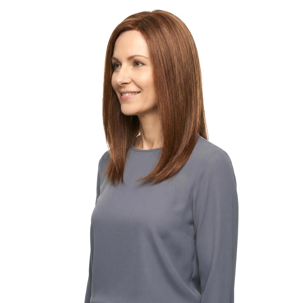 Frau mit brauner Perücke, schulterlang, seitlich. Glattes Haar, leicht gestuft. Trägt graues Oberteil.