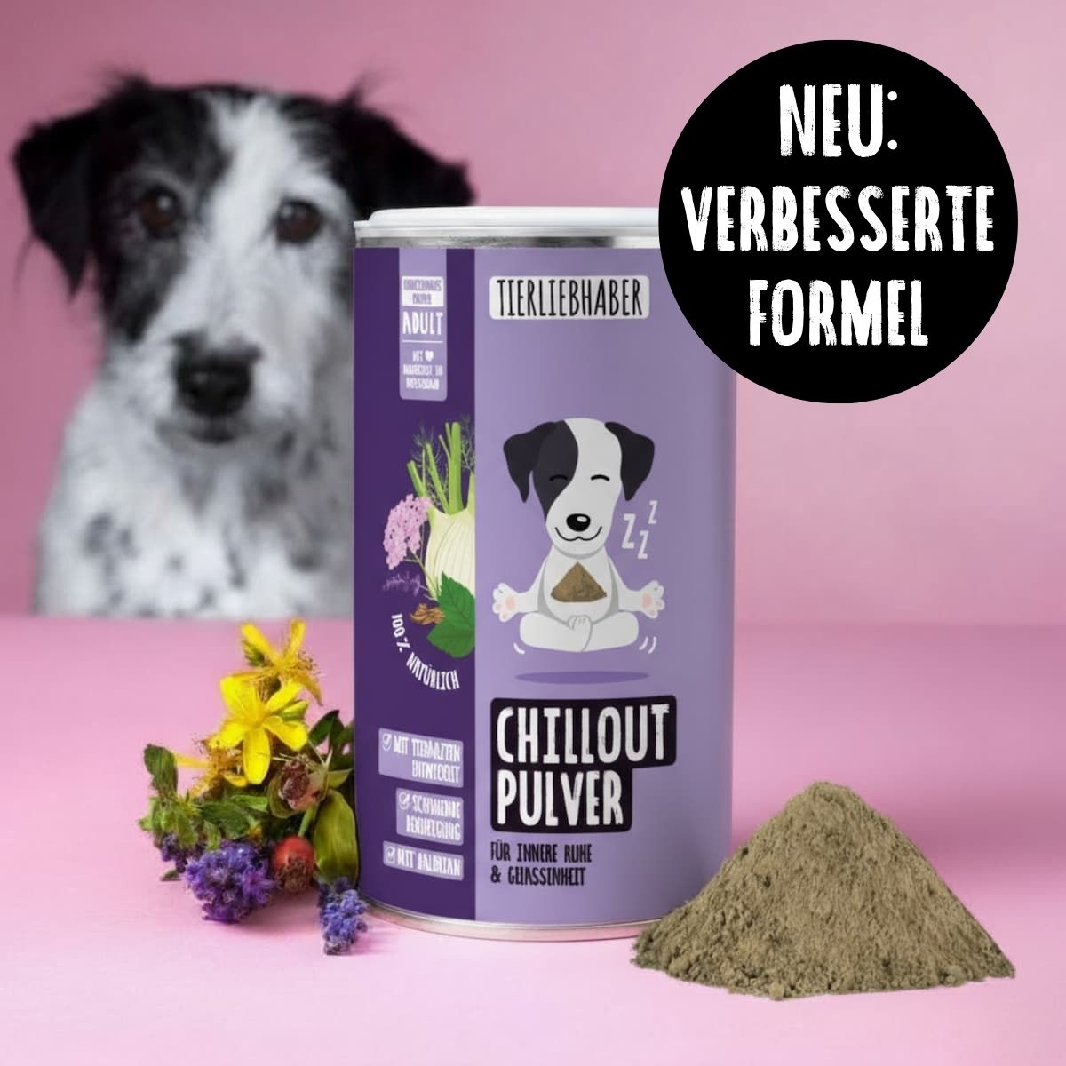 Dose Tierliebhaber Chillout Pulver mit verbessertem Rezept. Hund im Hintergrund. Haufen Pulver daneben. Aufschrift: Neu: Verbesserte Formel.