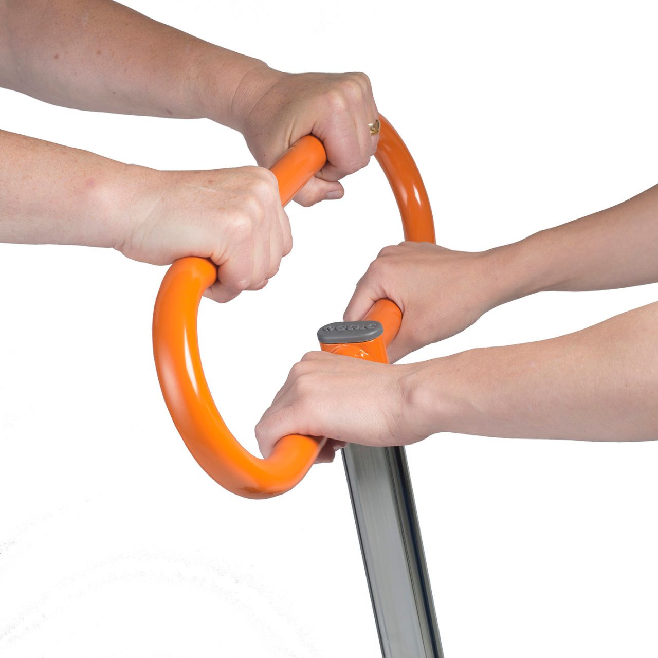 Zwei Hände halten orangefarbenen Griff der Transferhilfe. Metallrahmen sichtbar.