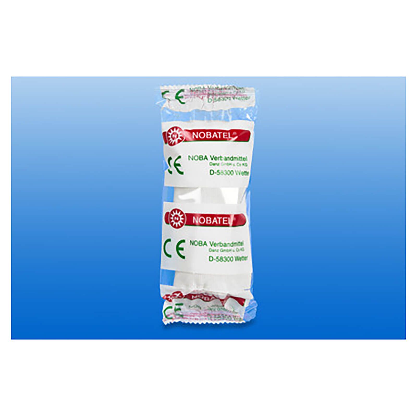 Verbandmittel in Folienverpackung. Sichtbar: Produktname, CE-Zeichen. Weißes Verbandsmaterial in transparenter Folie, auf blauem Hintergrund.