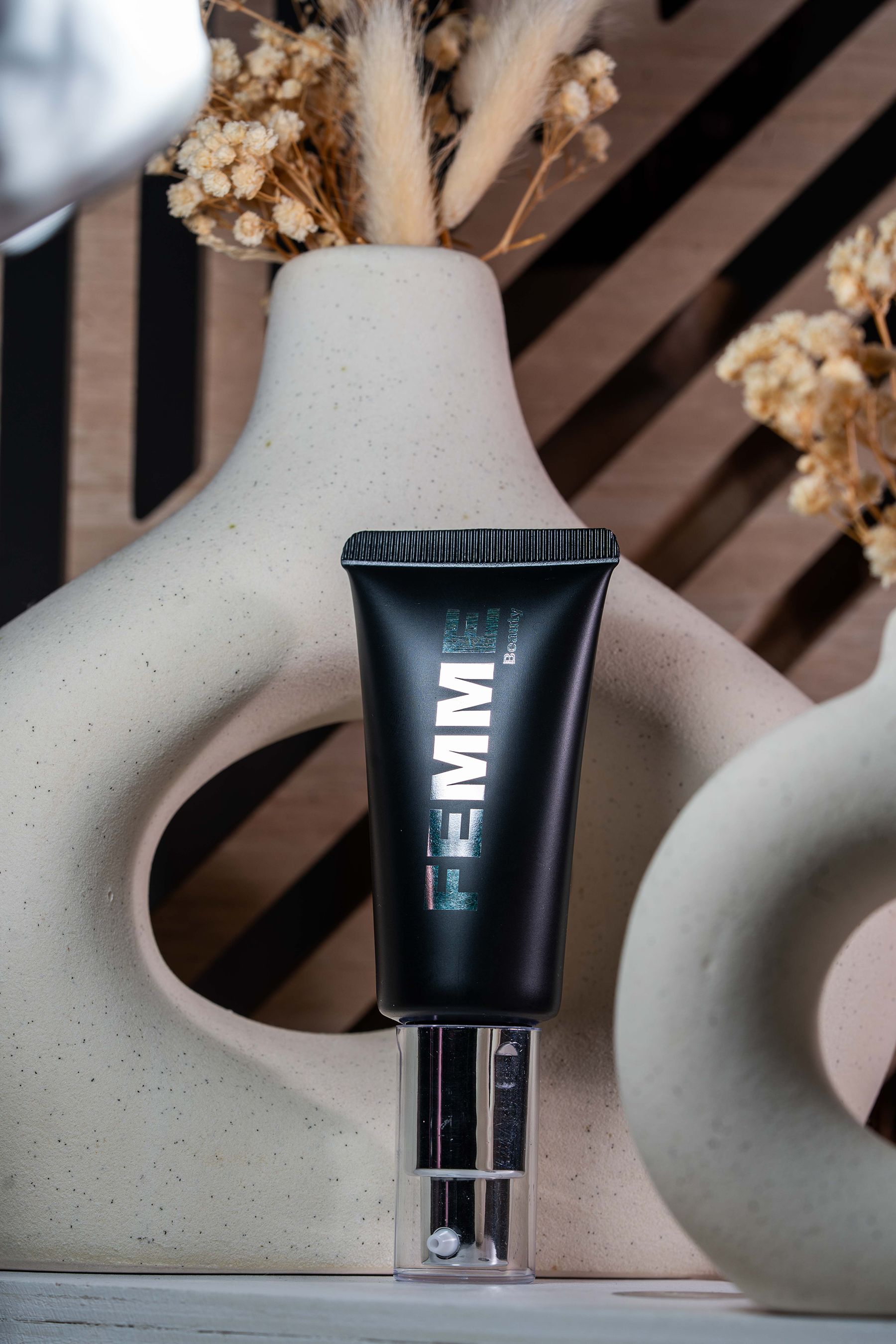 FEMME Intense Hide Concealer in schwarzer Tube mit silbernem Pumpspender.