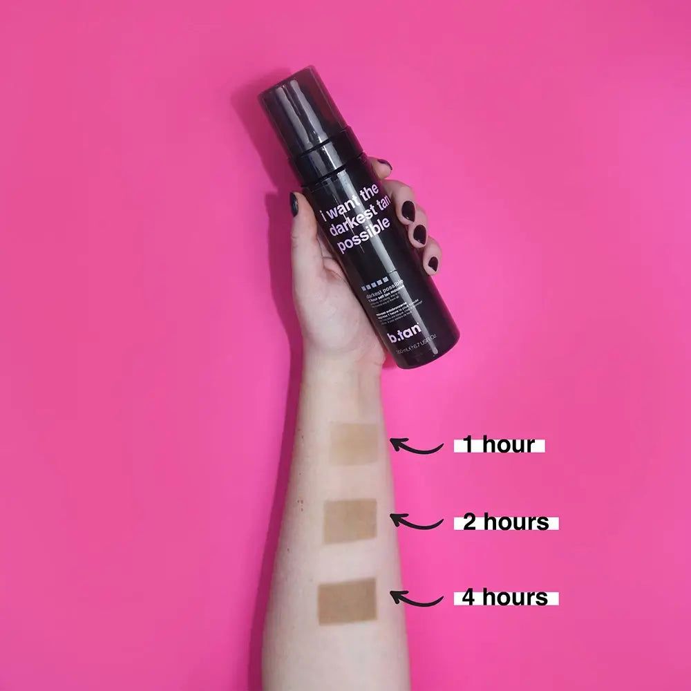 Arm mit Flasche und Bräunungstests. Flasche mit Aufschrift "I want the darkest tan possible". Rosa Hintergrund.