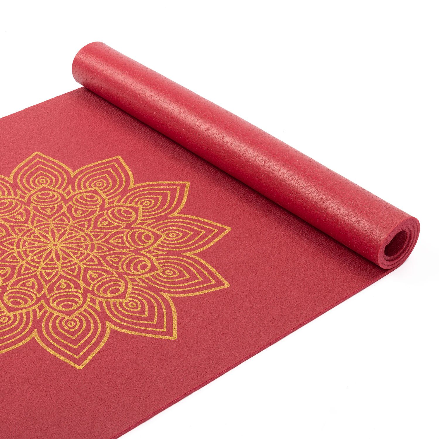 Gerollte bordeauxfarbene Yogamatte mit goldenem Mandala-Muster. Teilweise aufgerollt, zeigt die Oberfläche.