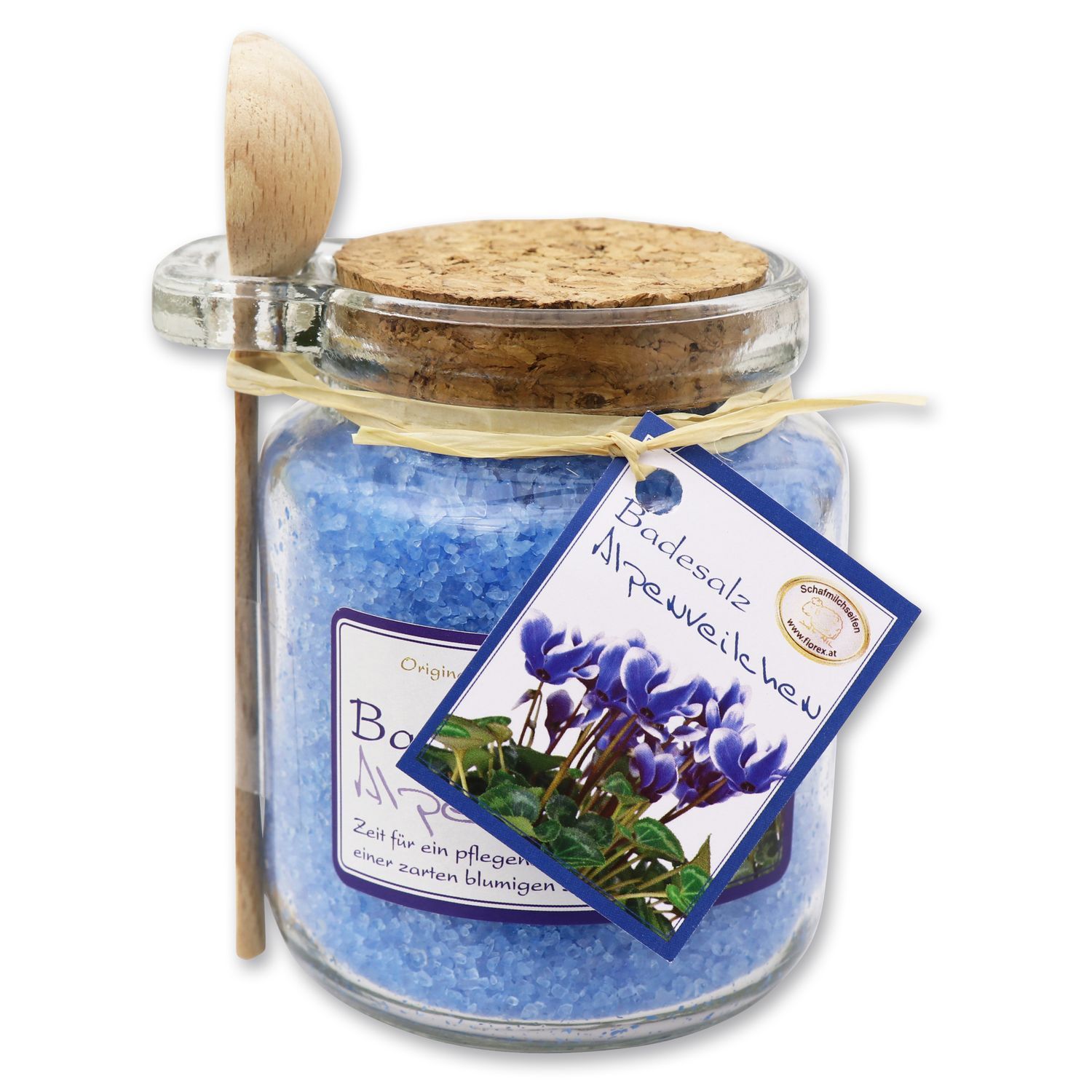 Glas mit blauem Badesalz, Korken, Holzlöffel. Etikett mit Text: Badesalz Alpenveilchen. Blütenabbildung.