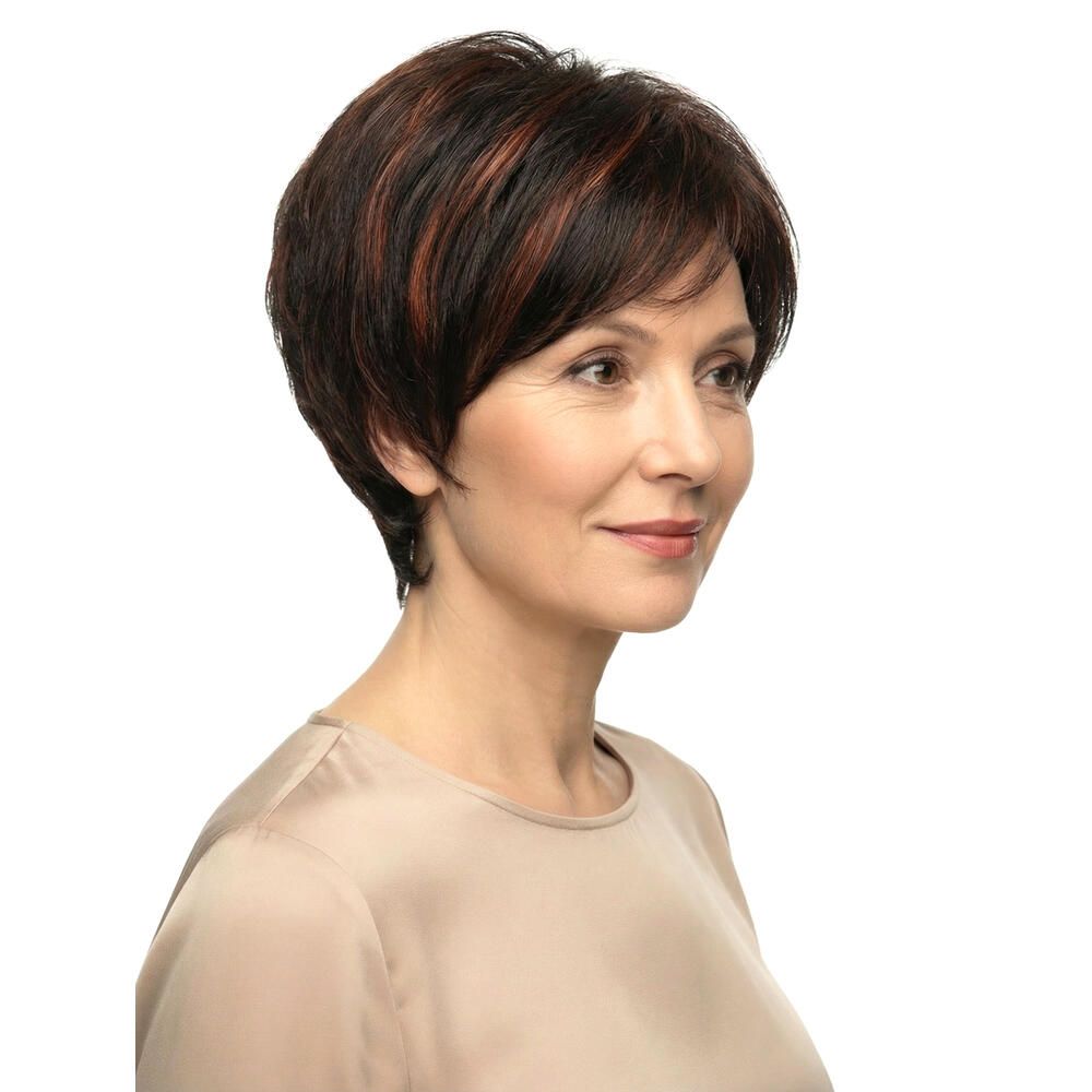 Frau mit brauner Perücke. Kurzer, gestufter Schnitt mit roten Strähnen. Dreiviertelansicht.