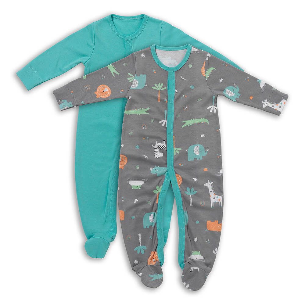 Zwei Baby-Schlafanzüge. Einer türkis, der andere grau mit Safari-Motiven. Langarm, mit Füßen.