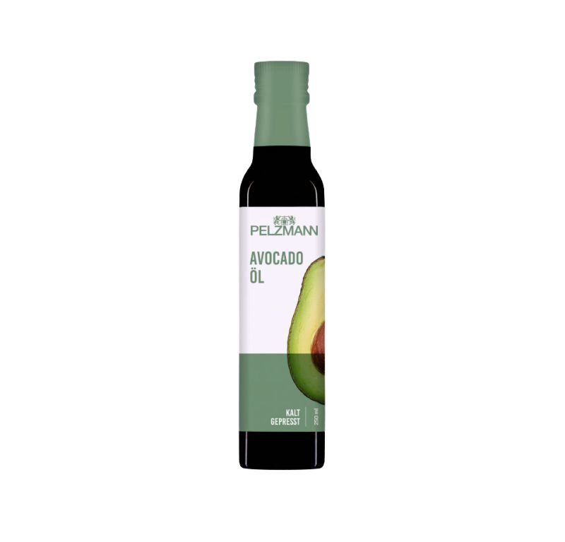 Pelzmann Avocadoöl. Flasche mit grünem Verschluss. Etikett mit Avocado-Illustration und Schriftzug Avocado Öl. Kalt gepresst.