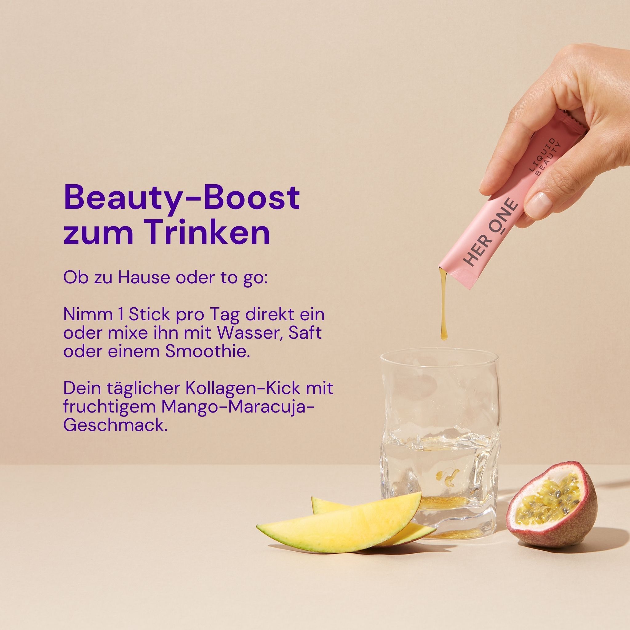 Hand gießt Flüssigkeit aus einem HER ONE Stick in ein Glas Wasser. Mango- und Maracujastücke daneben.