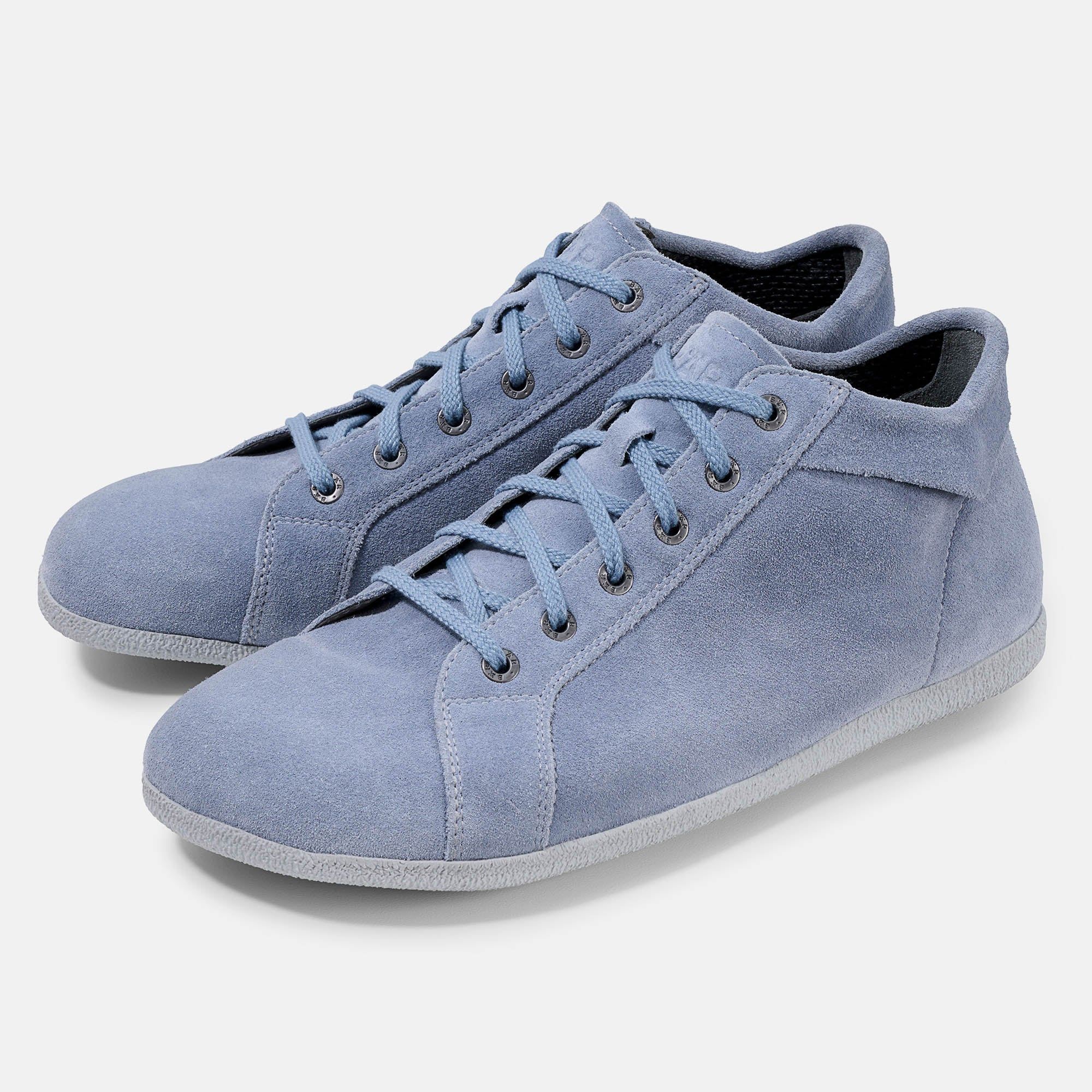 Hellblaue Stiefeletten aus Wildleder mit Schnürsenkeln. Die Schuhe sind breit und haben eine helle Sohle.