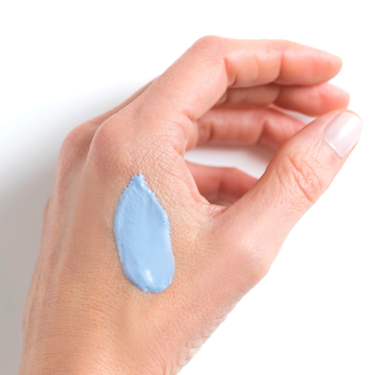 Hand mit blauem Produkt. Tropfenförmiger Auftrag. Helle Haut, weißer Hintergrund.