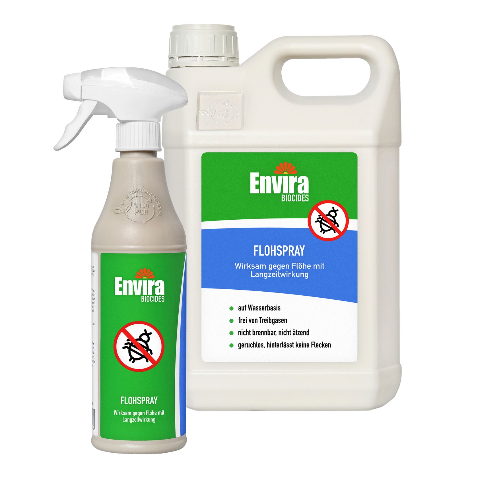 Zwei Behälter Envira Flohspray. Einmal Sprühflasche, einmal Kanister. Beide mit grünen und blauen Etiketten, Text und Logo.