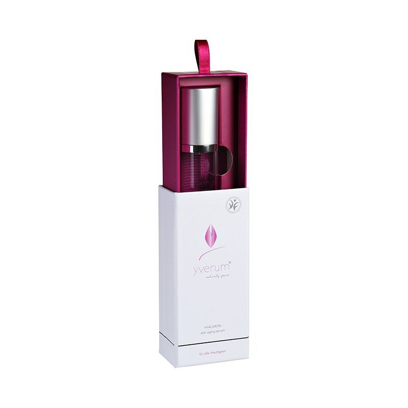 Produkt in weißer Schachtel mit pinkfarbenem Innenraum. Aufschrift: yverum, Hyaluron anti-aging serum.