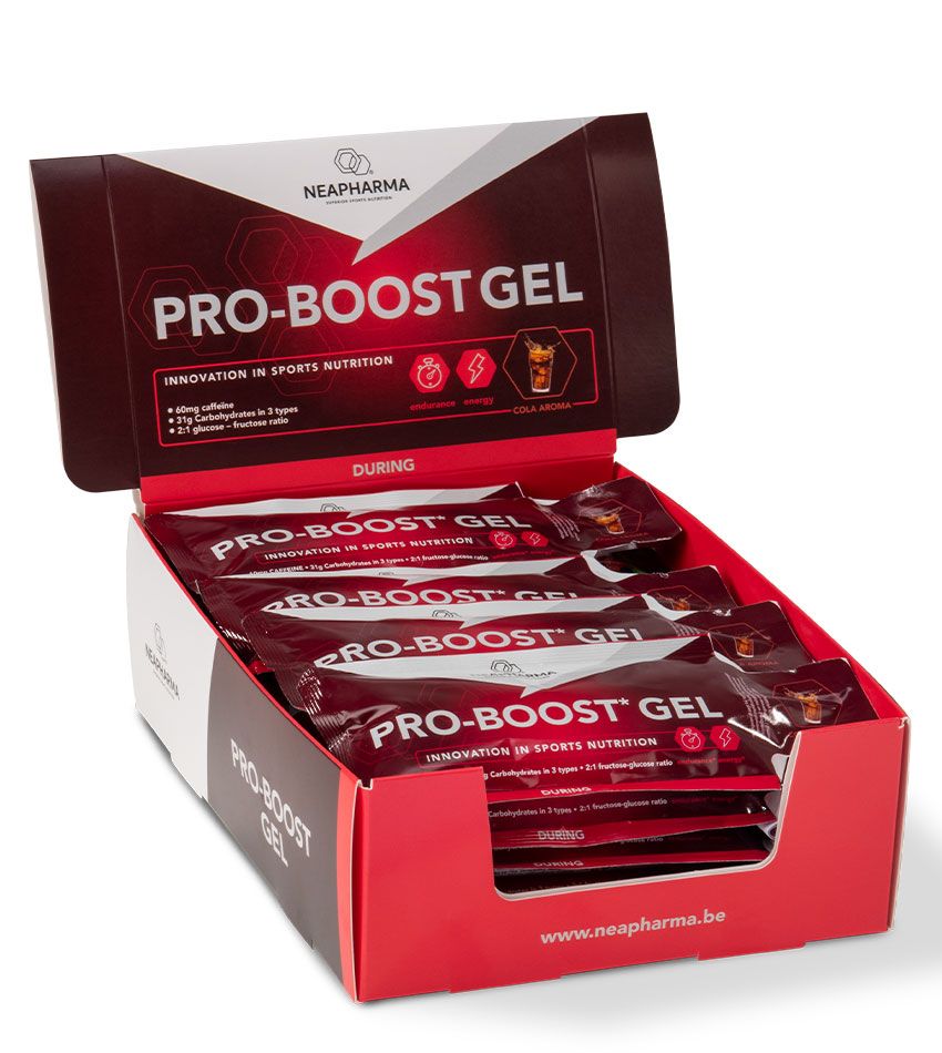 Rote Kartonbox mit Neapharma Pro-Boost Gel-Päckchen. Aufdruck: Pro-Boost Gel, während, Koffein, Kohlenhydrate. Logo Neapharma.